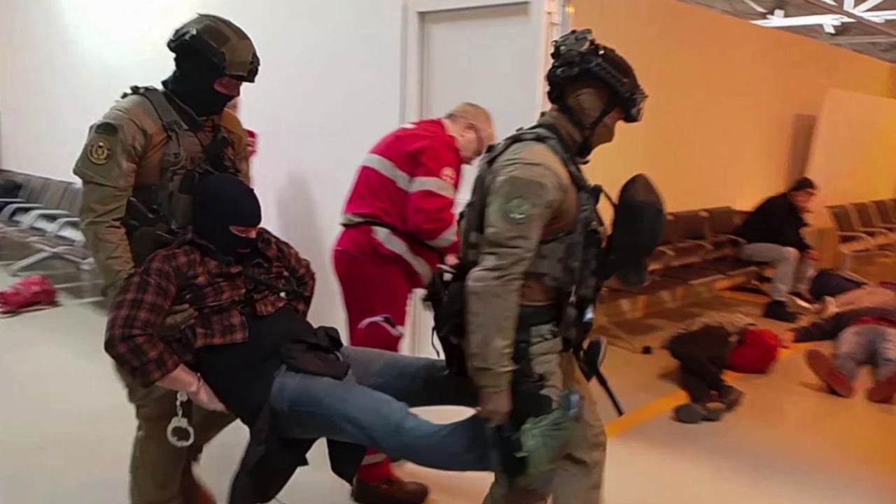 Video/ Panik në aeroportin e Fiumicinos në Romë. Të shtëna me armë, britma dhe pengmarrje, çfarë ndodhi gjatë stërvitjes antiterroriste