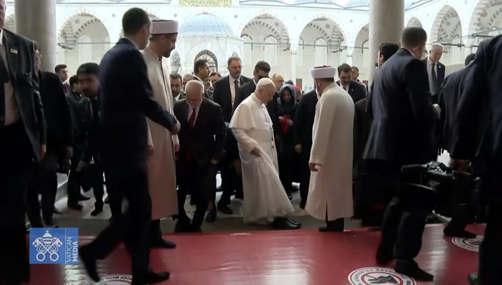 VIDEO-Papa viziton Turqinë, heq këpucët kur futet në Xhaminë Blu