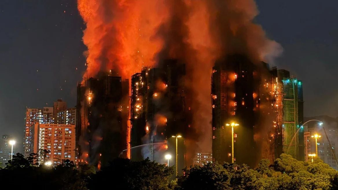 VIDEO/ Përfshihet nga flakën gradaçela në Hong Kong, humbin jetën 4 persona, 13 të tjerë ende të bllokuar në ndërtesë