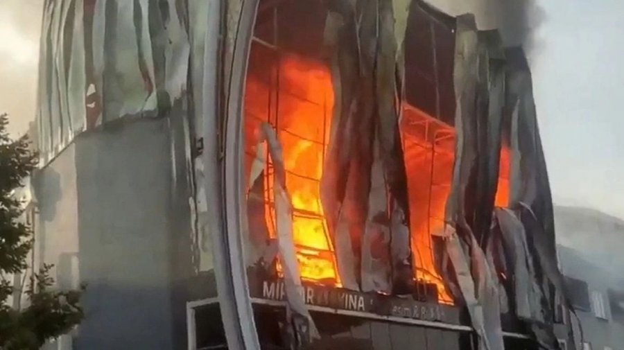 VIDEO/ Përfshihet nga flakët një depo parfumesh në Turqi, humbin jetën 6 persona, plagosën 2 të tjerë