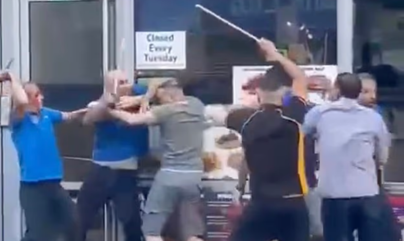 Video/ Përleshje e dhunshme mes dy familjeve turke në Uells, pamjet publikohen në gjyq