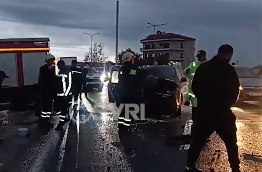 VIDEO/ Përplasen dy makina në autostradën Lushnje-Rrogozhinë, njëra përfshihet nga flakët