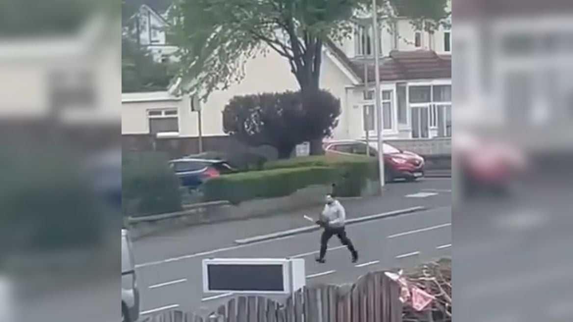 VIDEO/ Përplasi me makinë e më pas ndoqi me sharrë elektrike në dorë oficerët e policisë, autoritetet angleze kërkojnë dënim maksimal për 32-vjeçarin shqiptar