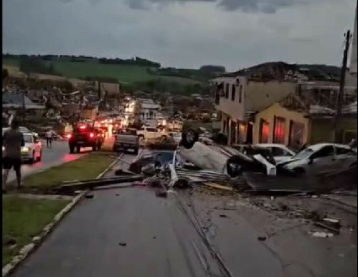 Video/ Pesë të vdekur dhe 130 të plagosur nga tornadoja në Brazil