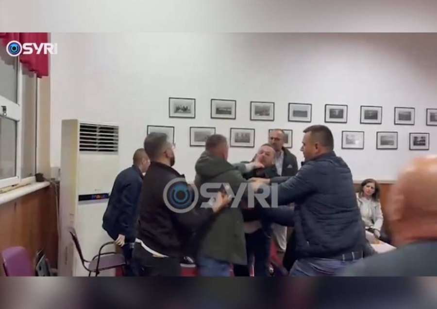VIDEO/ Plas grushti brenda mbledhjes së Këshillit Bashkiak Pogradec