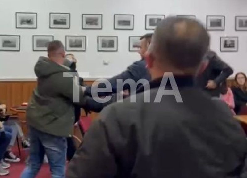 VIDEO-Plas sherri në mbledhjen e Këshillit Bashkiak në Pogradec/ Grushte e shkelma pas..
