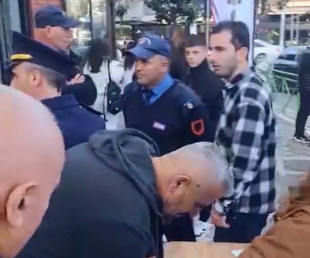 VIDEO – Protestë për çmimin e biletës së urbanit në Kamëz, polici kërcënon qytetarët