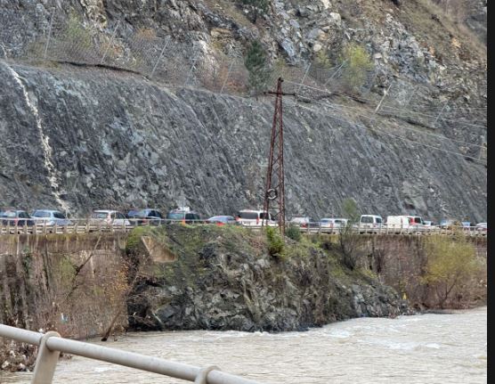 (VIDEO) Radhë kilometrike në aksin Librazhd–Elbasan, trafiku i paralizuar prej disa orësh