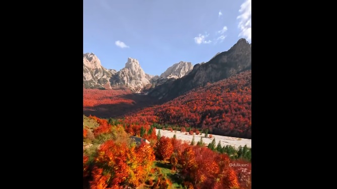 VIDEO / Rama ndan bukurinë e Valbonës me ngjyrat mahnitëse të vjeshtës