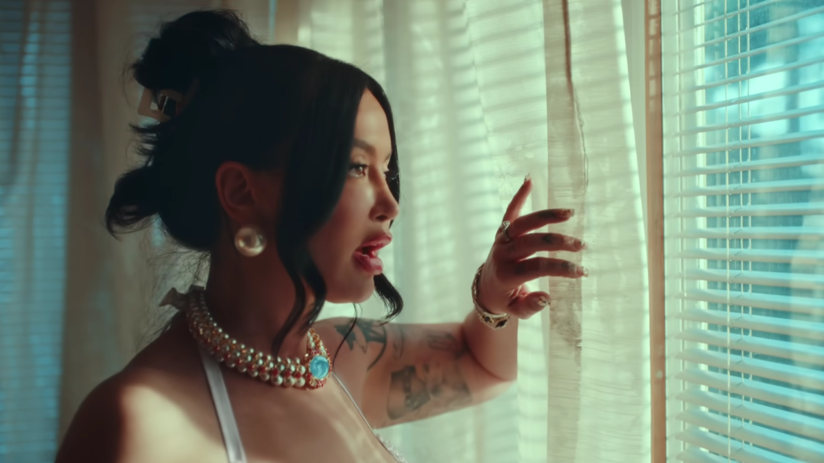 VIDEO/ Rikthehet Dafina Zeqiri, publikon këngën ”Ku shkove natën”. Një krijim rrënqethës