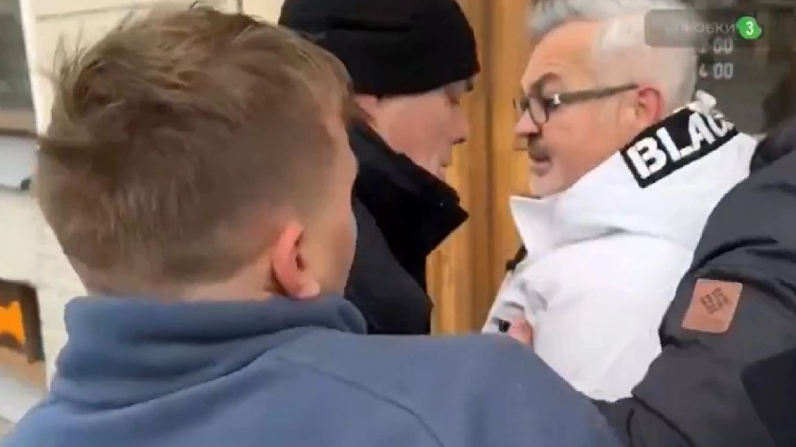 VIDEO- Rusi/ Incident i rëndë, turma sulmon ambasadorin e Polonisë! Rriten tensionet mes Varshavës dhe Moskës