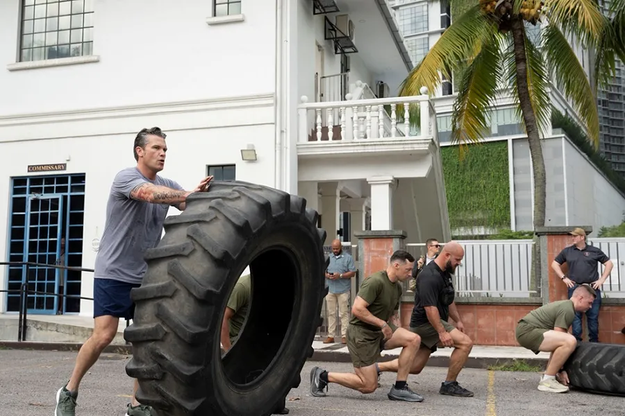 VIDEO/ Sekretari amerikan i Luftës stërvitet bashkë me ushtarët, ngre pesha dhe rrotullon goma