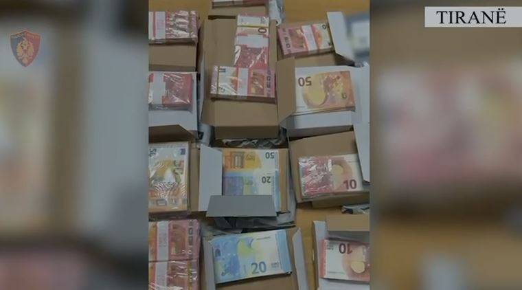 VIDEO-Sekuestrohen 11 pako me euro të falsifikuara gati të hidheshin në treg, arrestohen 4 të rinj në Tiranë