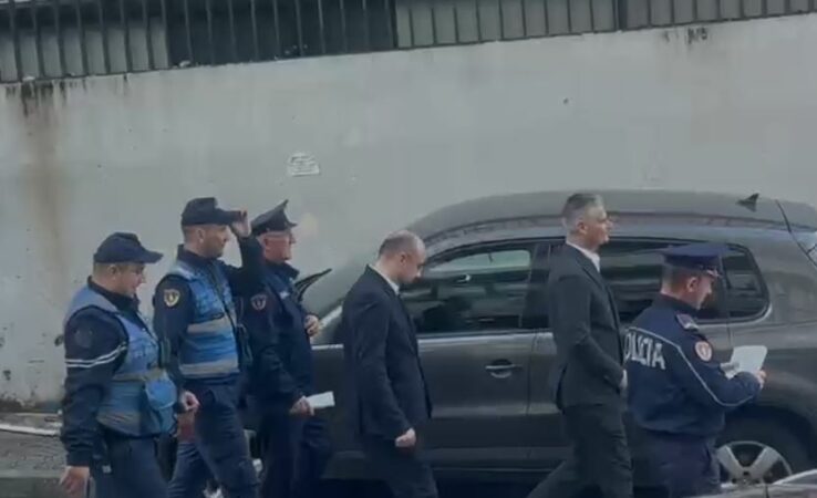 VIDEO-Shoqërohen nga policia, mbërrijnë në GJKKO kreu i ARRSH Gentian Gjyli dhe Erald Elezi
