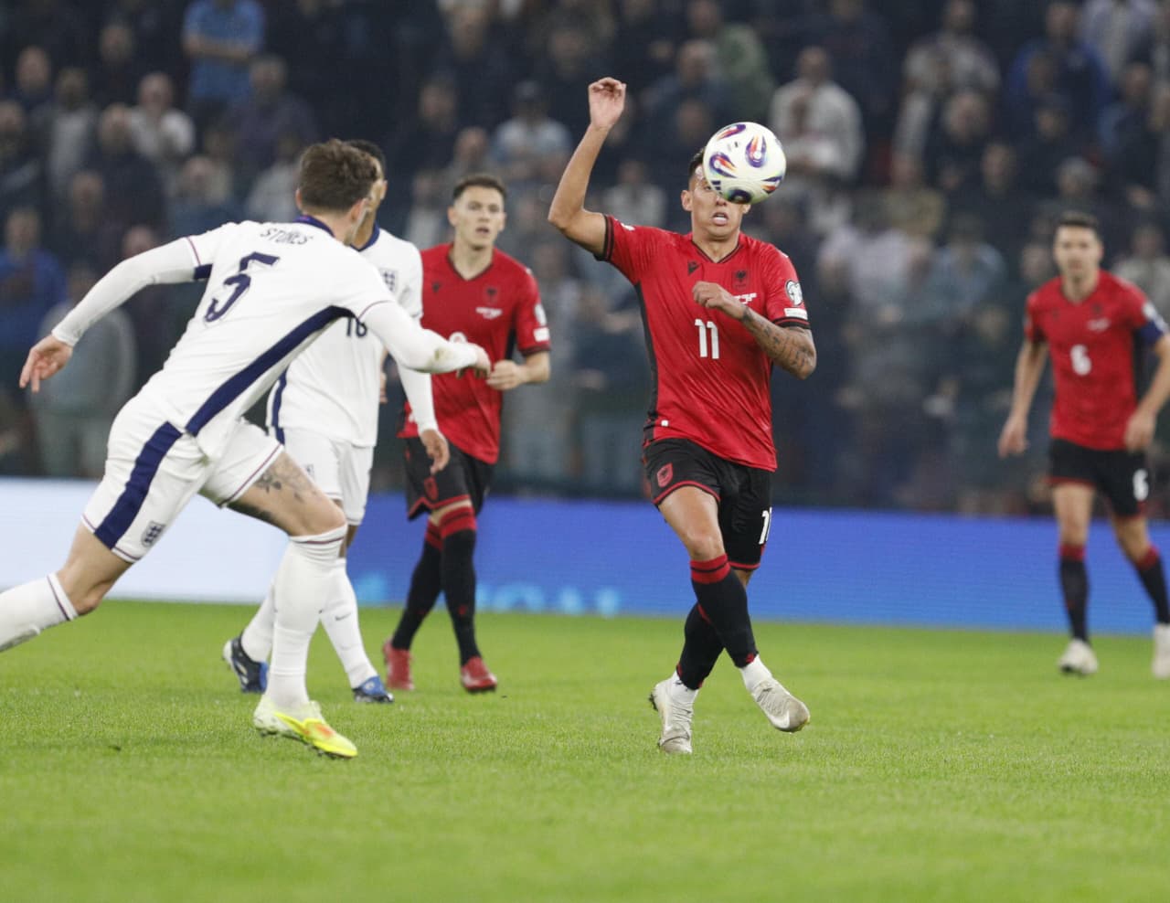 VIDEO/ Shqipëri dinjitoze në pjesën e parë, kuqezinjtë “i bëjnë ballë” Anglisë