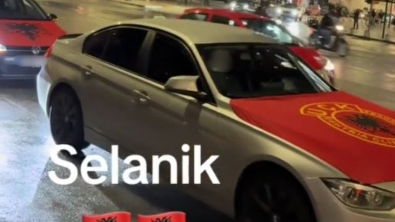 VIDEO/ Shqiptarët ‘pushtojnë’ Selanikun me flamuj kuqezi dhe të UÇK, mediat greke: Parkuan makinat dhe kërcenin