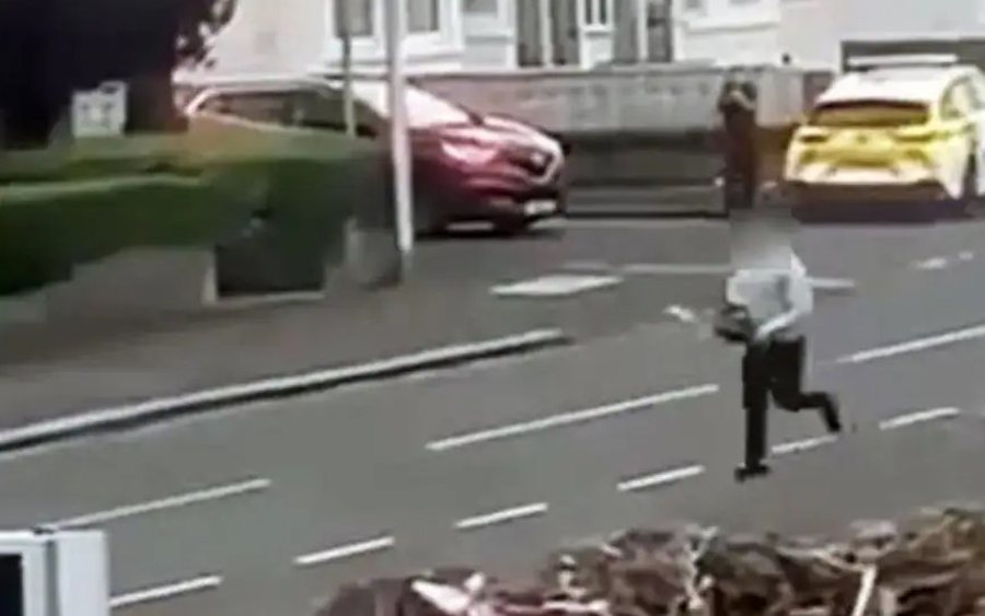 VIDEO / Shqiptari me sharrë elektrike në dorë ndjek policët britanikë në mes të rrugës