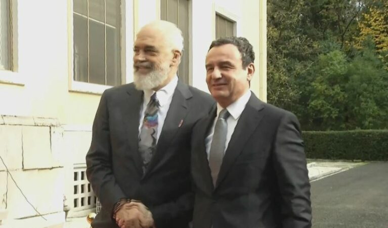 VIDEO-Si janë raportet me Kurtin? Rama shtrëngim duarsh me kryeministrin e Kosovës: Si telenovela 100 vitrinat, e do apo s’e do..