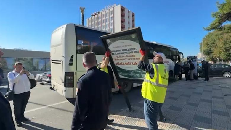 VIDEO-Tabela kundër kullës 35 katëshe në Shkodër përplas Myftininë me policinë bashkiake. Ja mesazhi që përmbante…