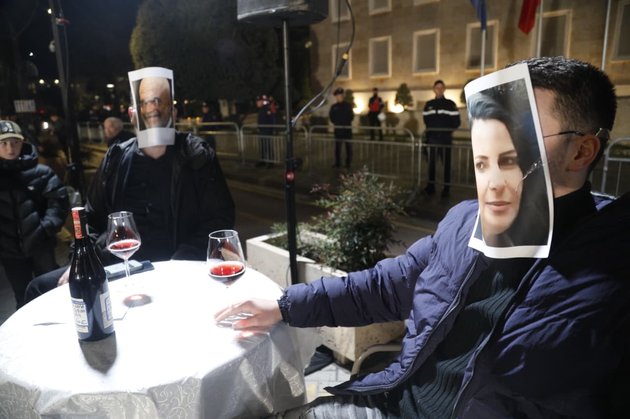 VIDEO-Të rinjtë demokratë inskenojnë…/ Simbolikat gjatë protestës së opozitës!