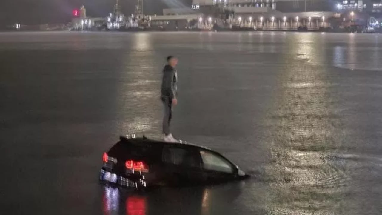 VIDEO/ U nis me traget nga Bari drejt Shqipërisë, makina bie në det, shoferi thyen xhamin dhe…