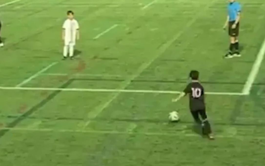 Video/ Vetëm 7 vjeç, shihni supergolin e djalit të Leo Messit nga goditja e dënimit