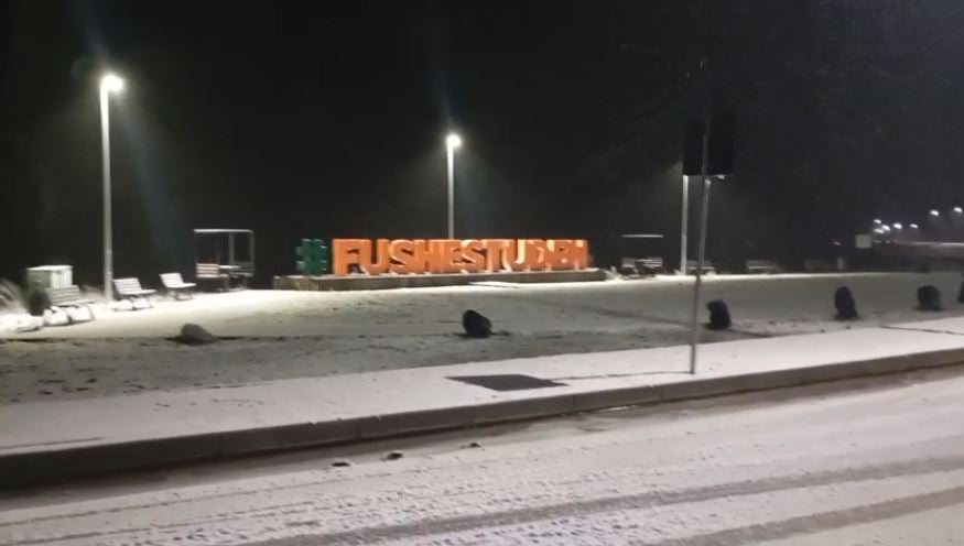 Video/ Vijojnë reshjet e dëborës në Fushë Studën, në disa zona bora deri në 20 cm