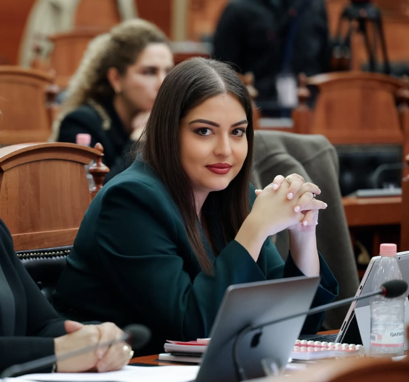 Video virale në rrjet, si qëndron e vërteta e fjalës së Sara Milas në Komisionin e Jashtëm