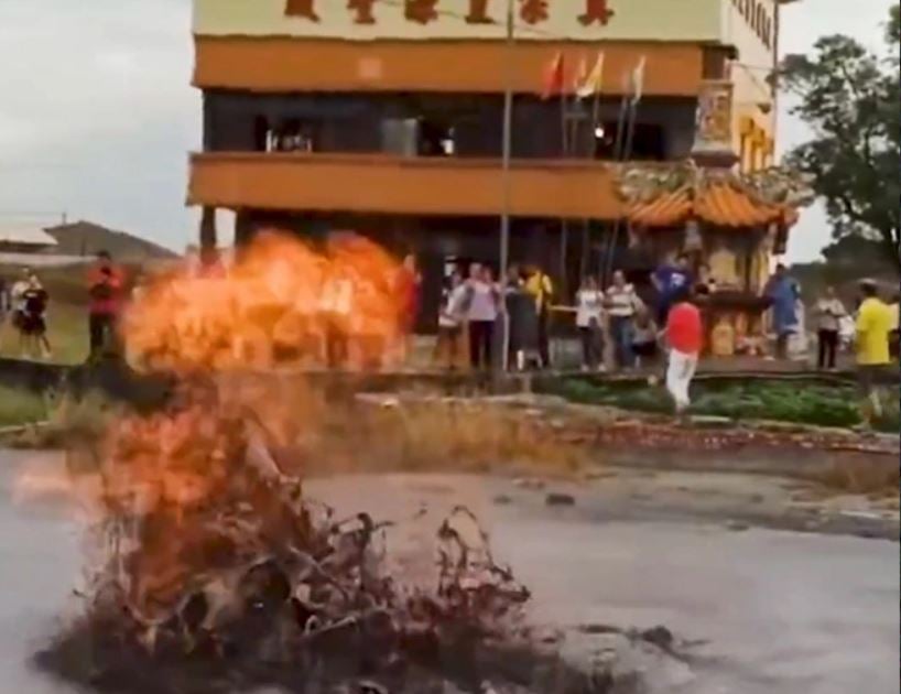 Video/ Vullkani i baltës shpërthen në mes të një rruge në Tajvan