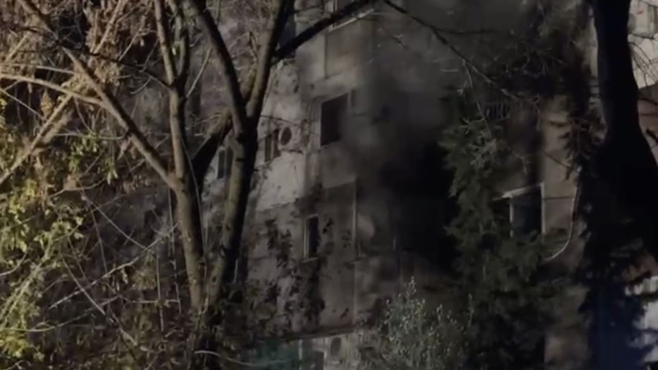 Video/ Zjarr në një apartament në Shkodër, panik tek banorët e zonës, mbërrin në vendngjarje zjarrfikësja