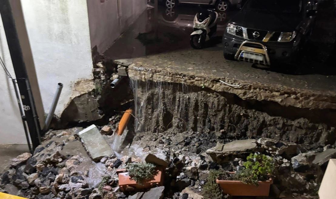 VIDEO+FOTO/ Moti i keq gjunjëzon Greqinë, stuhitë shkatërrojnë ishullin mitik të Santorinit