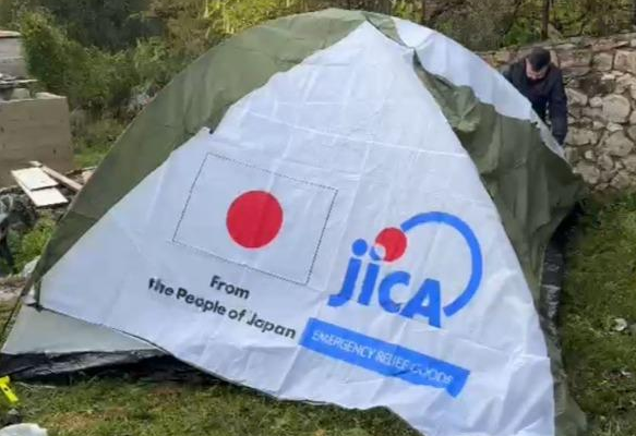 VIDEOT- Përmbytjet në Çukë të Sarandës, evakuohen 25 familje, do akomodohen në çadra/ Tufa e deleve shpëtohet me zetor