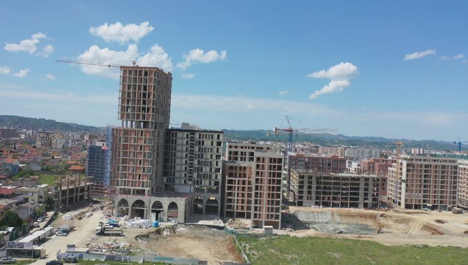 Vijon shtrenjtimi i apartamenteve, bregdeti bëhet “i paprekshëm”/ Zgjatet koha e shitjes