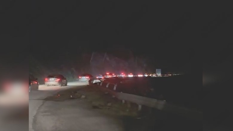 Vijon trafiku i rënduar në aksin Librazhd – Elbasan, automjetet në radhë kilometrike