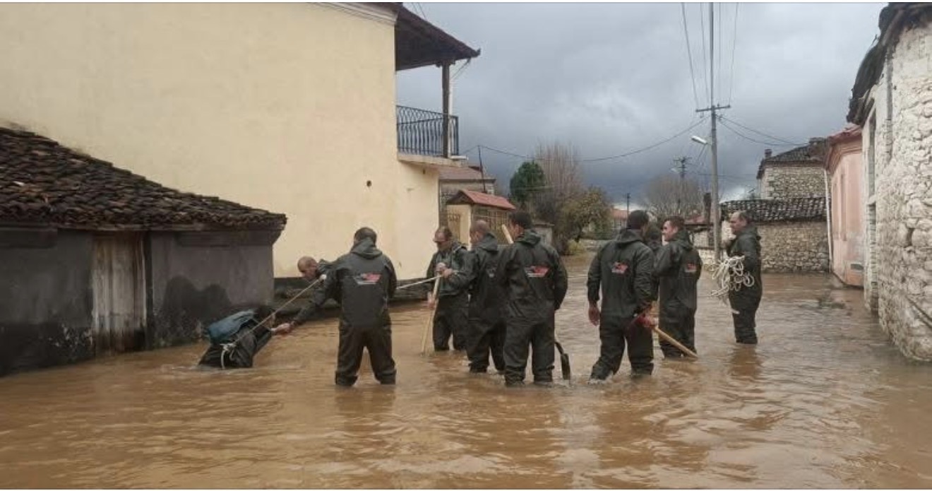 Viktima e parë nga moti i keq në vend, 75-vjeçarja mbytet në përrua në Devoll! E mori rrjedha një ditë më parë