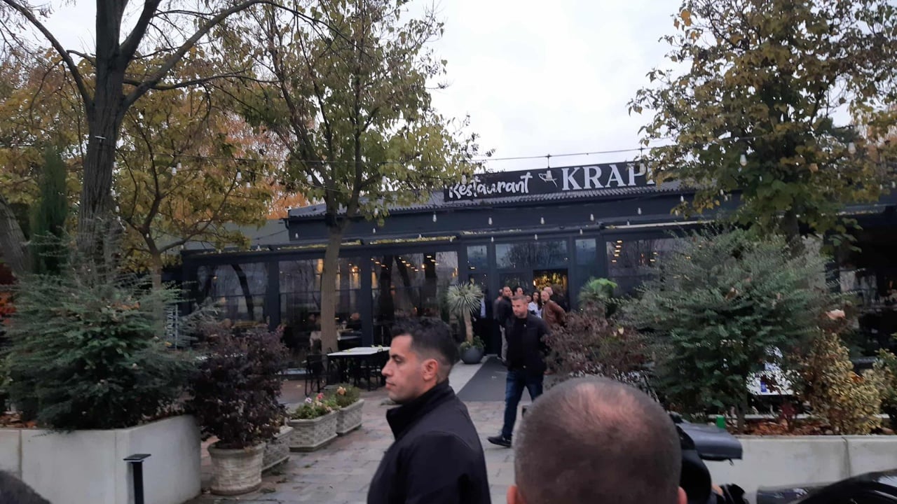 Vizita në Mitrovicën e Jugut/ Pronari i lokalit ku do të ndalonte Albin Kurti mbyll biznesin: Rrezikohej siguria, pati tensione
