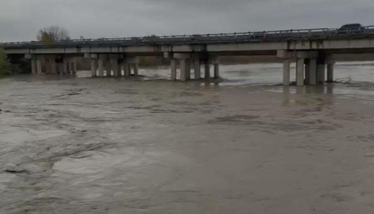 Vjosa del nga shtrati, përmbyten banesat pranë urës së Mifolit