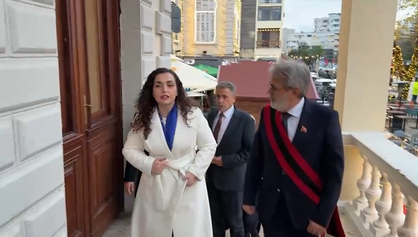 Vjosa Osmani mbërrin në Shkodër, i bashkohet festimeve për pavarësinë, pritet nga kryebashkiaku Benet Beci