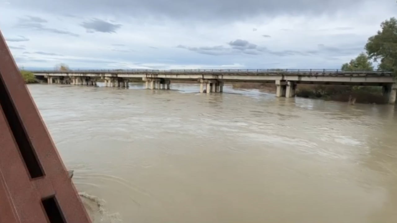 Vjosa tremb sërish banorët/ Reshjet e fundit kanë shtuar prurjet, niveli i ujit rikthehet në pikën kritike
