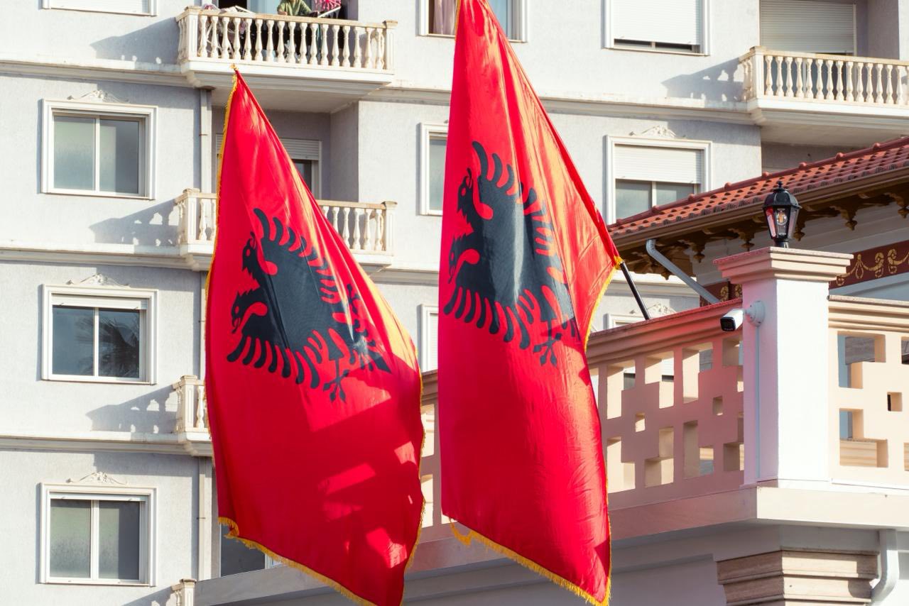 Vlora e veshur kuq e zi (FOTO)