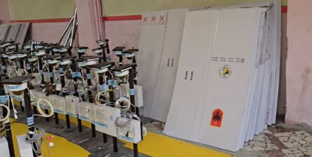 Vlora gati për zgjedhjet e së dielës, mbërrijnë materialet zgjedhore, 173 mijë qytetarë drejt kutive të votimit