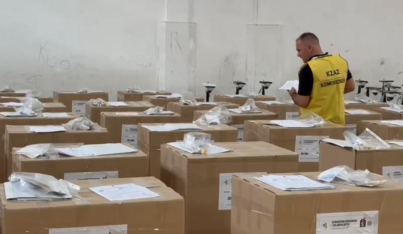 Vlora në prag të zgjedhjeve/ Mbi 173 mijë qytetarë priten të votojnë për kryebashkiakun e ri. Nis shpërndarja e bazës materiale