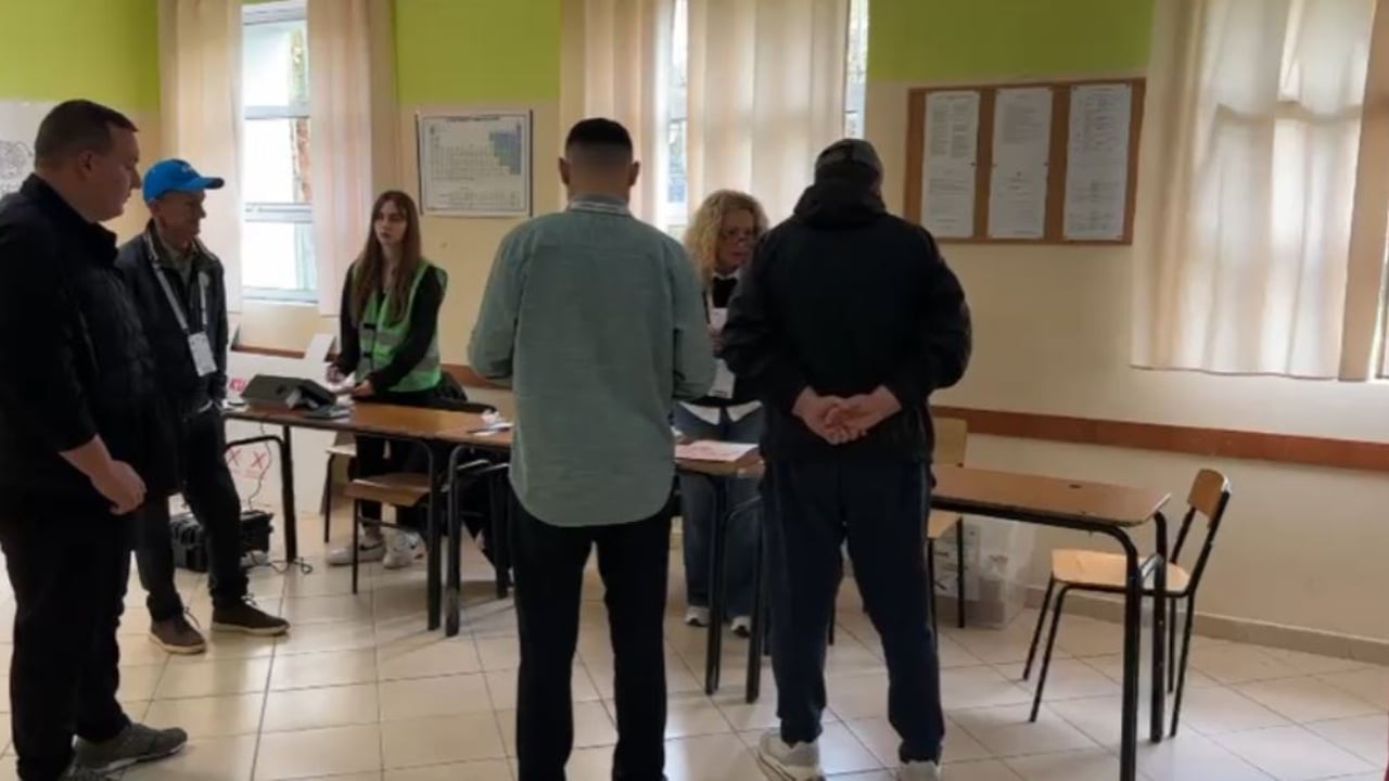 Vlora probleme në procesin zgjedhor/ Pajisja në një qendër votimi nuk njeh shenjat e gishtërinjve, komisionet s’gjejnë regjistrat