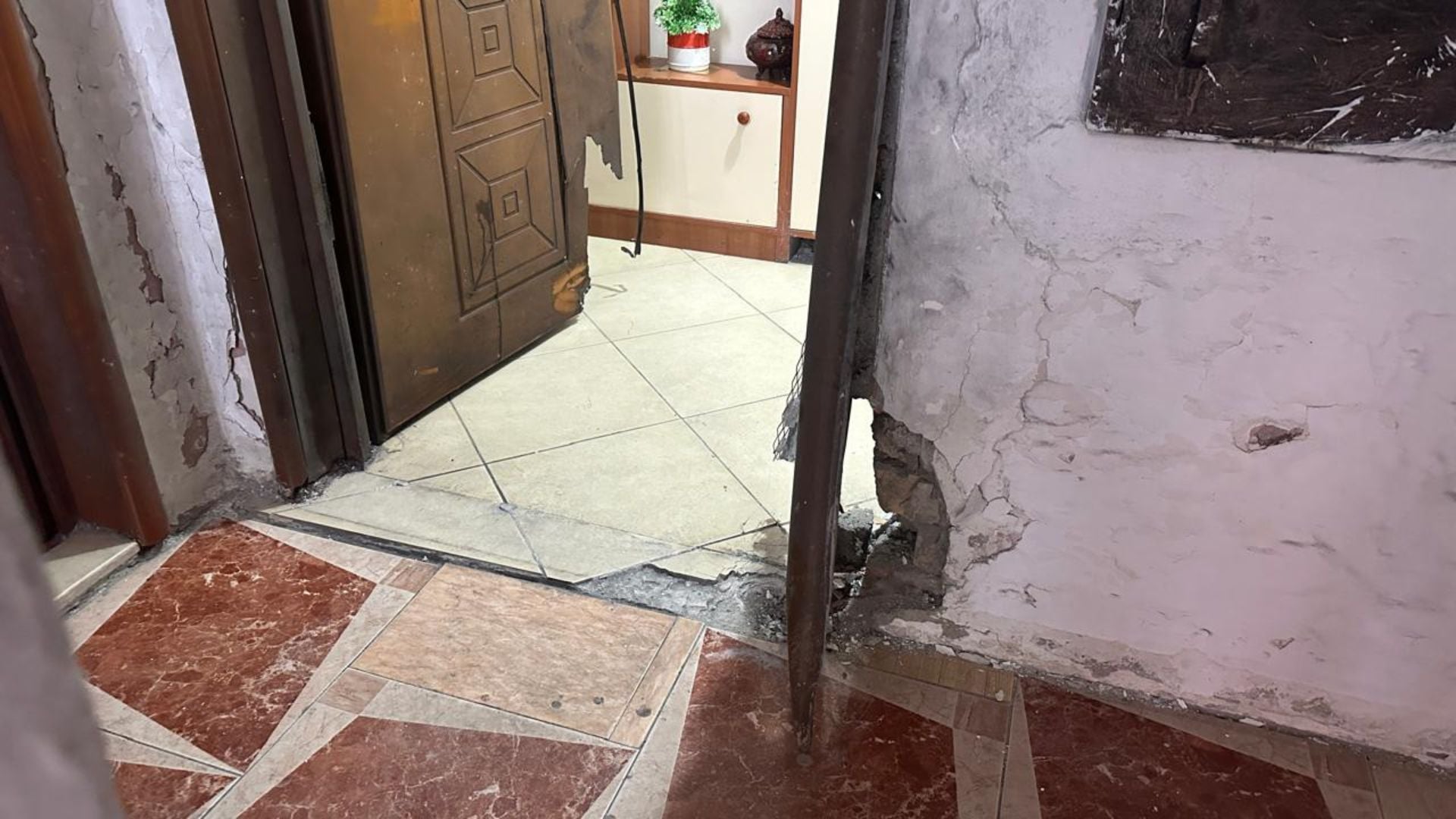 Vlorë, 63-vjeçares i shpërthen eksplozivi në derë të shtëpisë, ja dyshimet e para