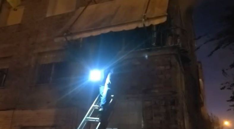 Vlorë/ Zjarr në një banesë, ndërhyhet nga ballkoni