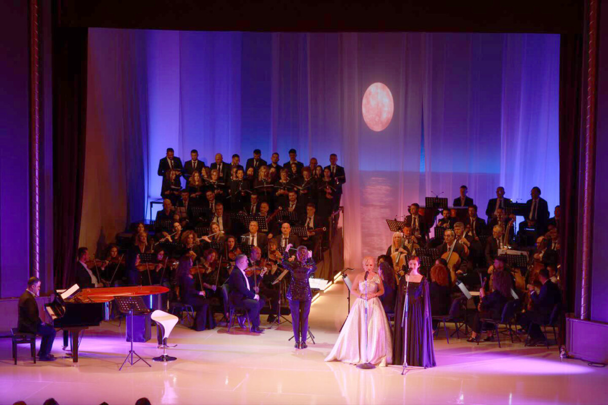 “Voyage” me Inva Mulën e Genc Tukiçin në Shkodër,një udhëtim muzikor që lidhte elegancën pariziene me shpirtin shkodran