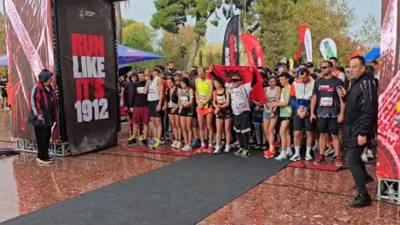 ‘Vrapojmë për Pavarësinë’/ Nis Half Marathon 2025 në Vlorë, pjesëmarrës nga vende të ndryshme të botës