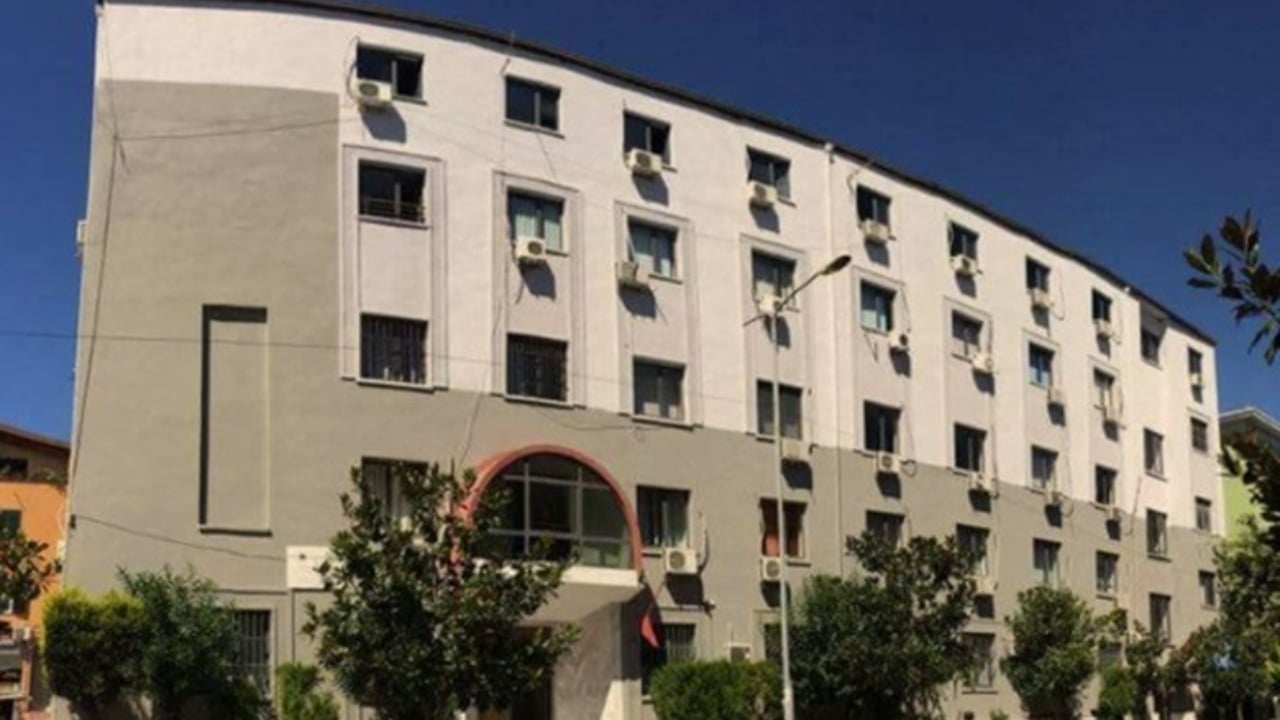 Vrasje me dashje e mbetur në tentativë, rëndohet akuza ndaj të miturit për plagosjen e 15-vjeçarit në Durrës