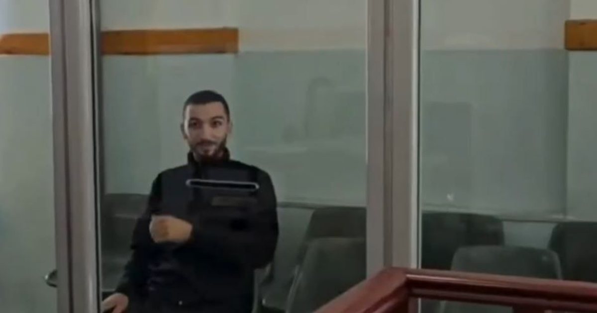 Vrau babanë! 25-vjeçari i qeshur në Gjykatë: Më kapi për fyti…e qëllova me thikën dhe ika…e godita me shufër hekuri