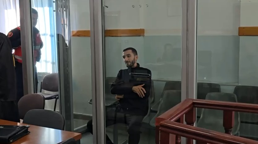 Vrau babanë, lihet në burg i riu në Durrës! 25-vjeçari e goditi me thikë dhe me shufër hekuri